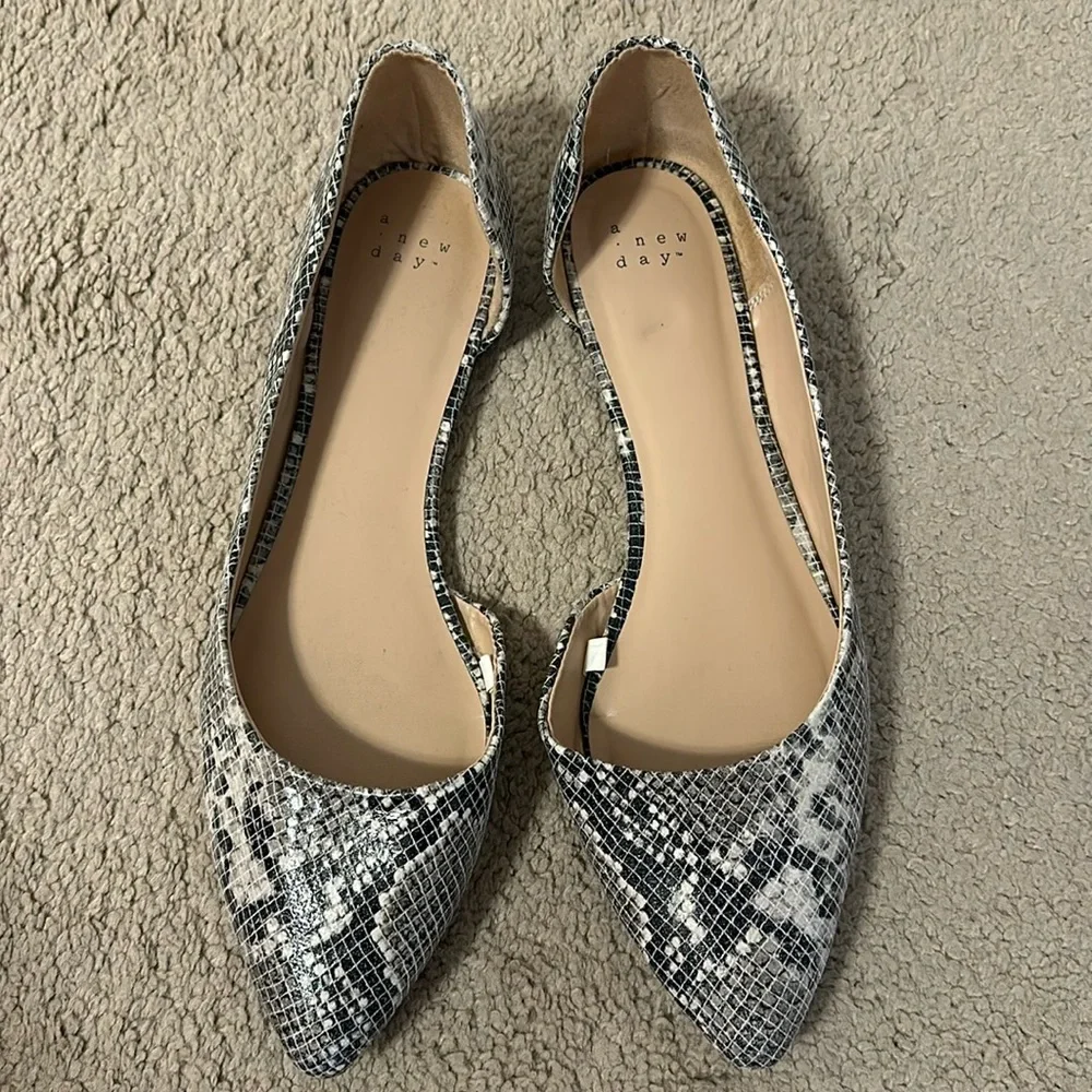 Printed Pointed Toe Flat - NEW